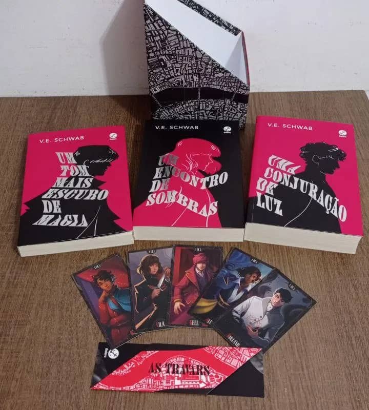 Imagem da campanha Box Tons de Magia da V. E. Schwab
