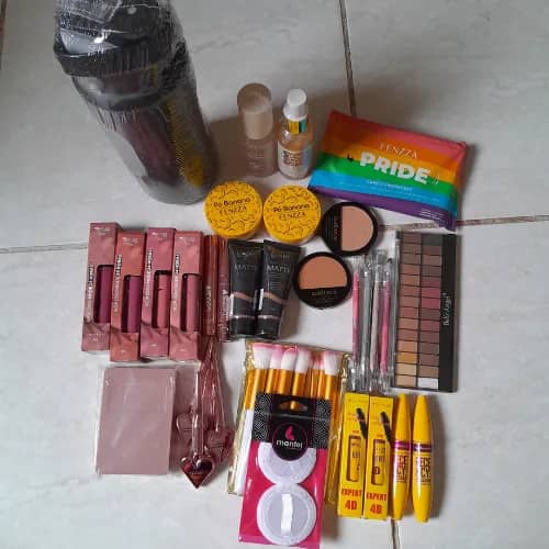 Imagem da campanha kIT DE MAQUIAGEM + KIT GARRAFA