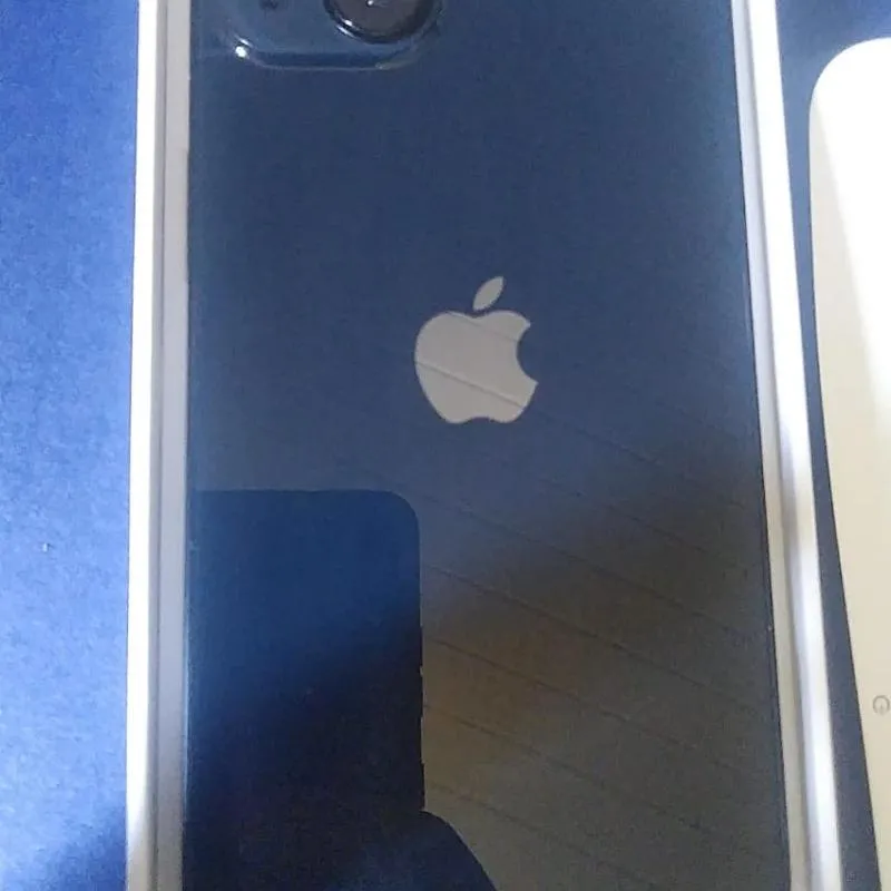 Imagem da campanha iPhone 13 novo na caixa com carregador original