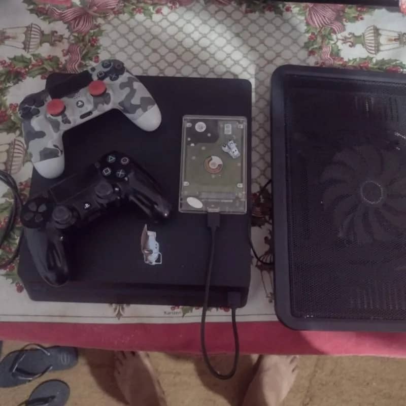 Imagem da campanha PLAYSTATION 4 Usado com 2 controles