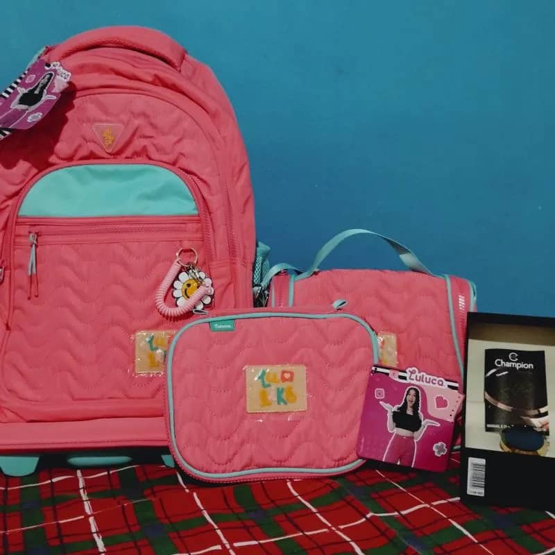 Imagem da campanha Mochila da Luluca de rodinhas com alças + relógio feminino digital Champion