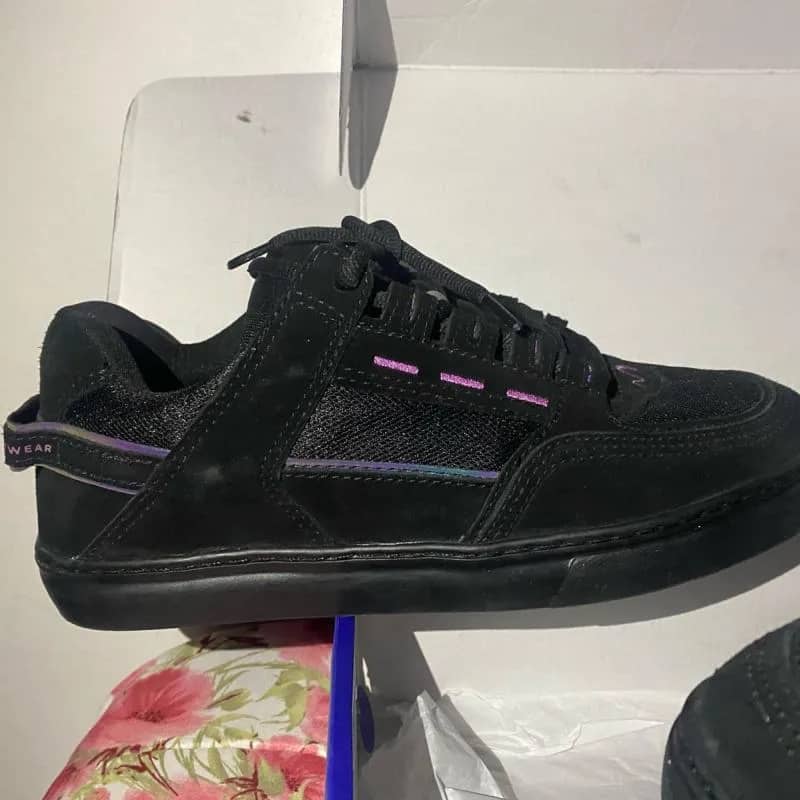 Imagem da campanha Tênis Tesla coil Black refletivo roxo