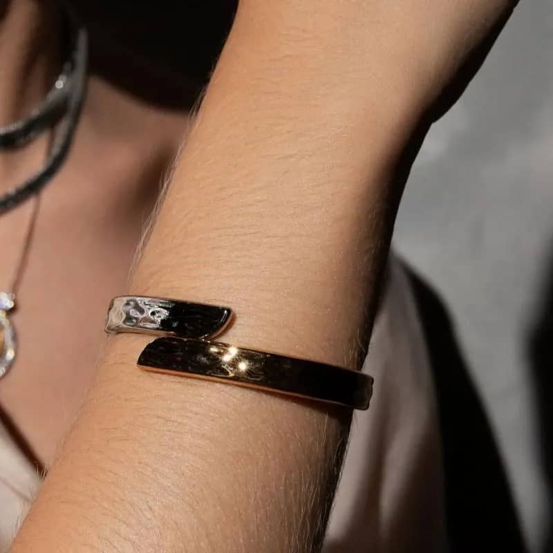 Imagem da campanha Bracele Divo Semijoia em banho ouro 18k e banho ródio branco.