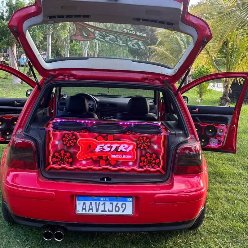 Imagem da campanha Golf GTI lotado de som pode ser seu..