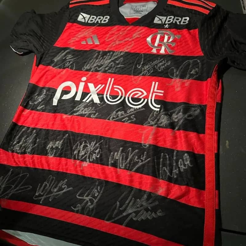 Imagem da campanha Camisa oficial autografa pelos jogadores do Flamengo