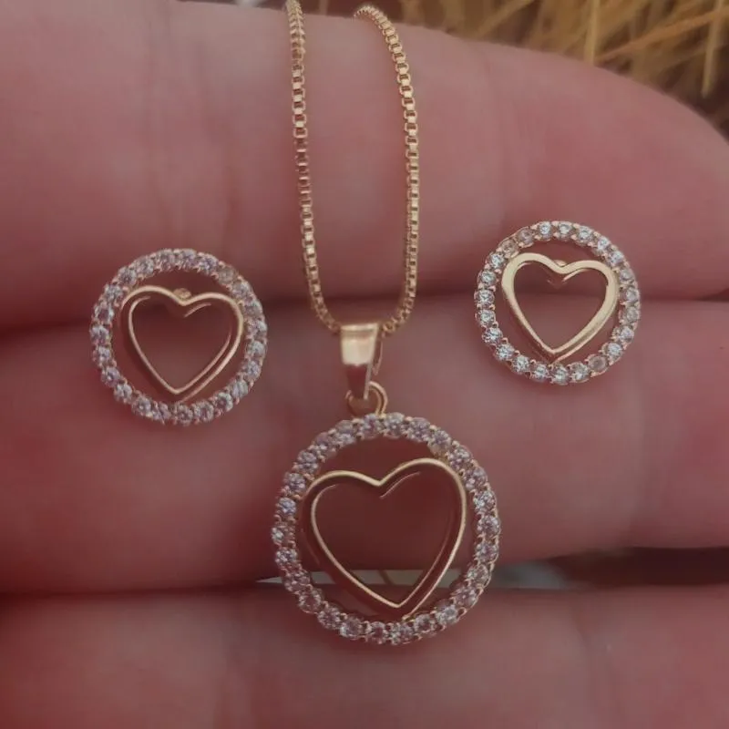 Imagem da campanha Conjunto lindíssimo de  Semi Joia formato coração ,folheada a ouro, cravejadas com zircônias