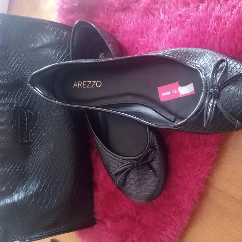 Imagem da campanha Sapatilha nova da Arezzo vem com a neceser