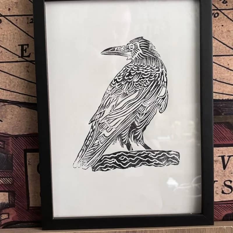 Imagem da campanha Xilogravura de corvo com moldura a4