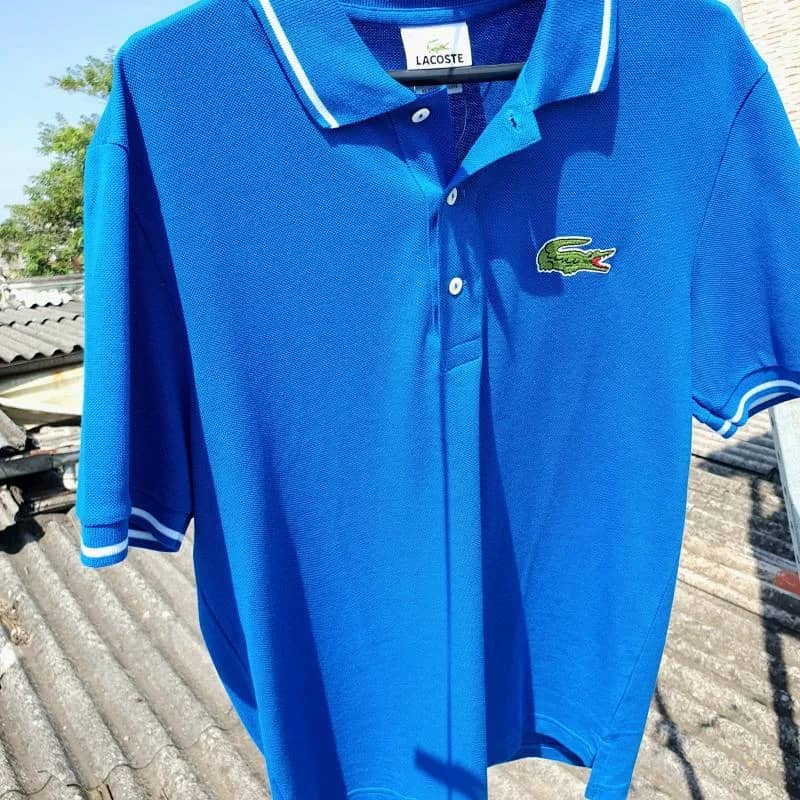 Imagem da campanha Polo lacoste e Santander + bone