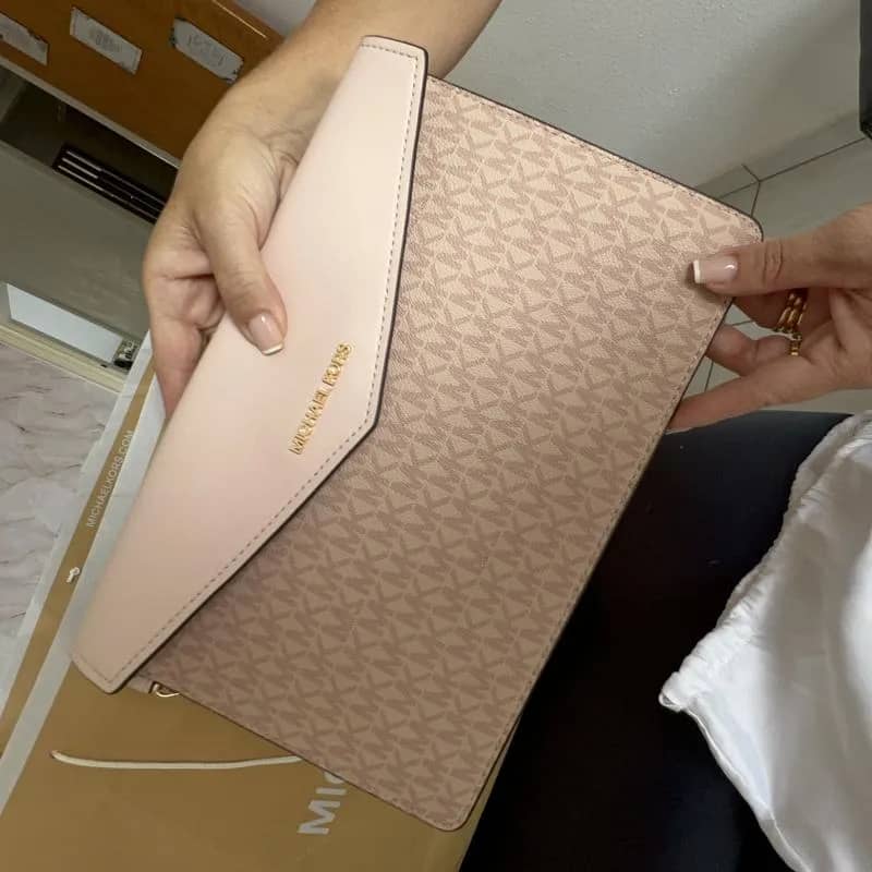 Imagem da campanha Bolsa Michael kors