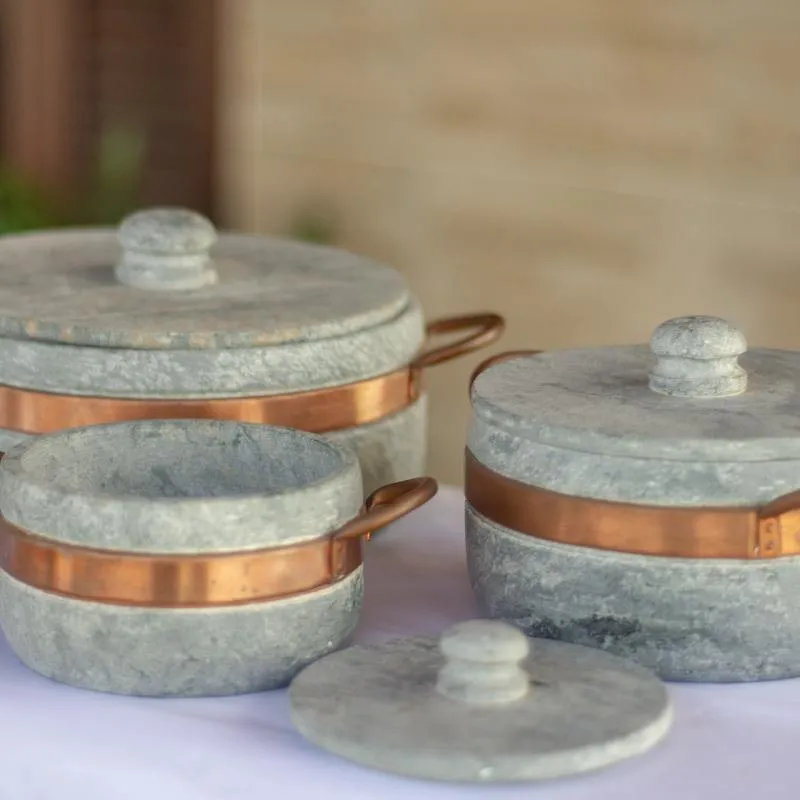 Imagem da campanha KIT DE PANELAS DE PEDRA SABÃO COM ALÇAS BRONZE