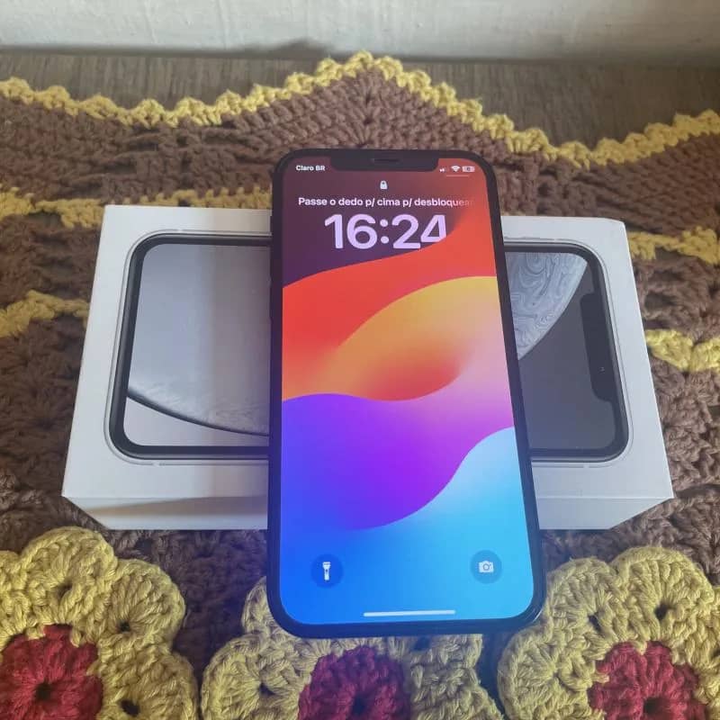 Imagem da campanha iPhone 12 seminovo na caixa