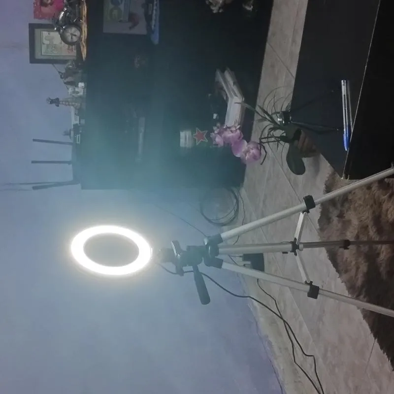 Imagem da campanha Rifa de um light ring usado com as partes dominicais e um tripé usado de 63 cm usado.