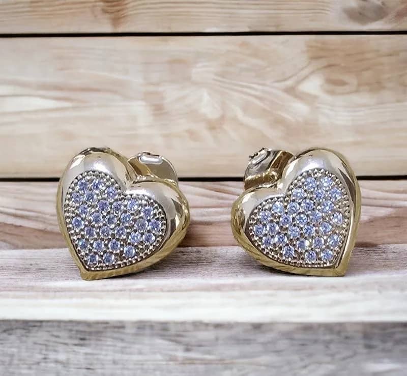 Imagem da campanha Brinco de Coração Lu Semijóias