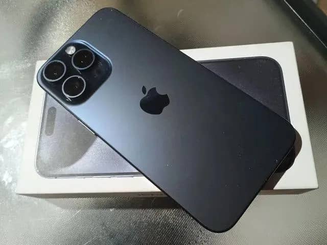 Imagem da campanha Kit 2 iPhones 15 pro Max lacrados com carregadores