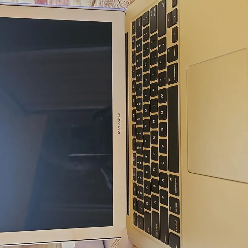 Imagem da campanha Ação entre famílias de  Aṣé  um MacBook A1369