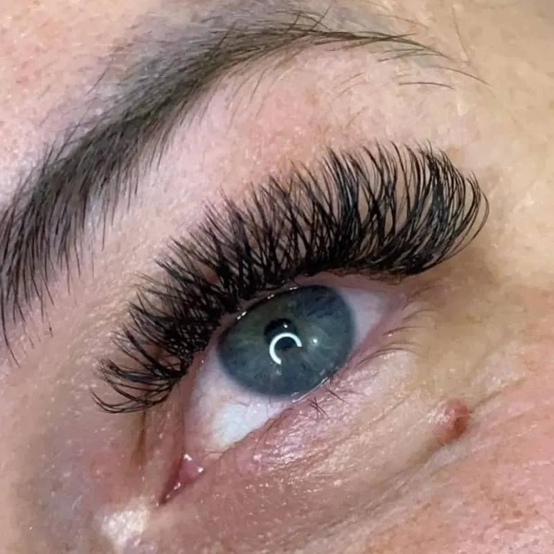 Imagem da campanha Me ajude ❤️ valendo uma extensão de cilios+design de sobrancelha com ou s/ henna.