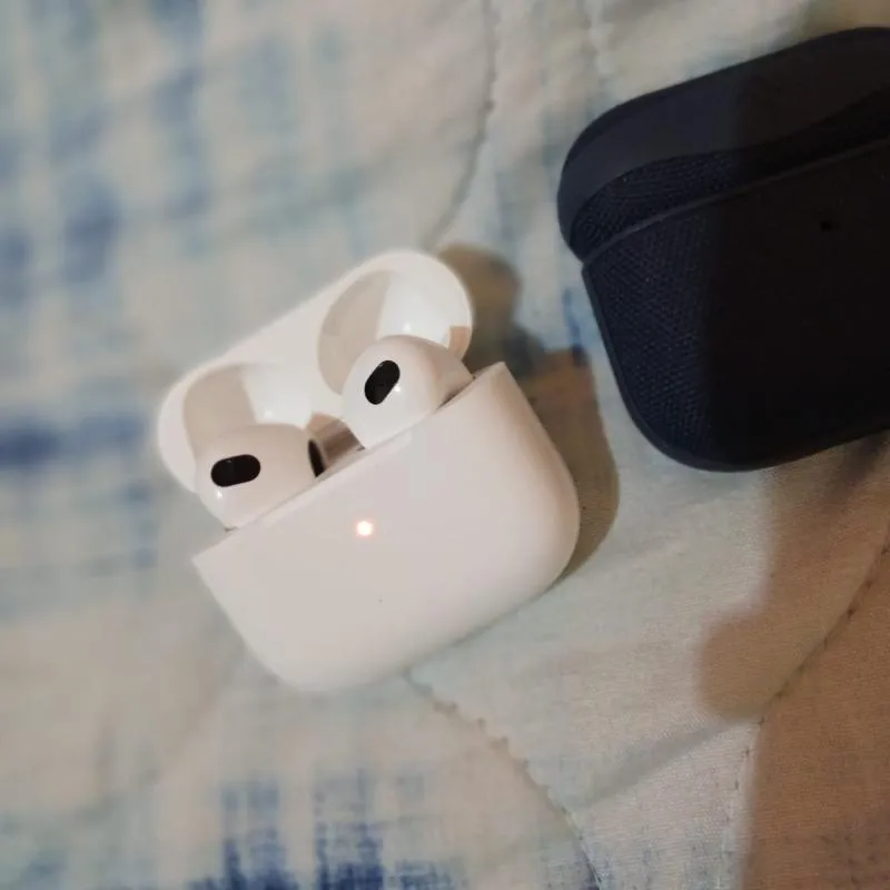 Imagem da campanha AirPods Original Apple, 3 geração.