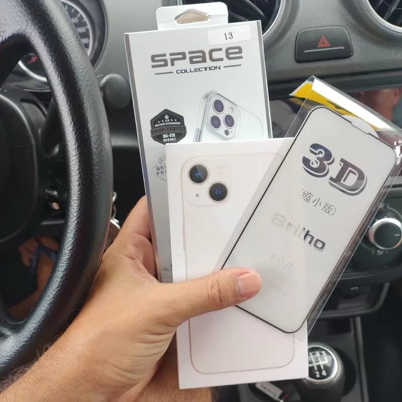 Imagem da campanha iPhone 13 com capinha e película