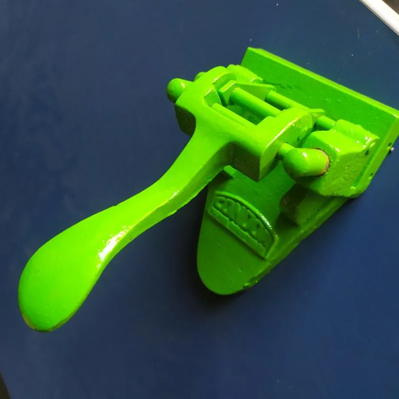 Imagem da campanha Um dos primeiros furadores de papel da marca Condor da década de 1950.