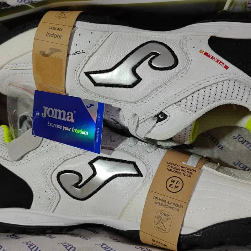 Imagem da campanha Chuteira society Joma, modelo Top flex, tamanho 40. Branca e prata