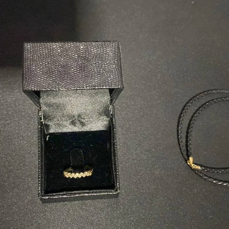 Imagem da campanha Corrente de couro com pingente e anel de ouro