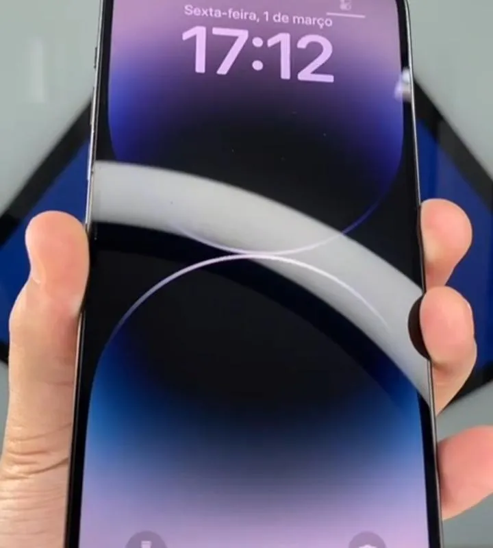 Imagem da campanha 14 Pro Max 128 GB com 100% bateria e um 11 Pro de 64 GB Dourado e bateria 100%