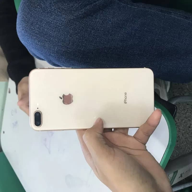 Imagem da campanha iPhone 8 Plus, seminovo.