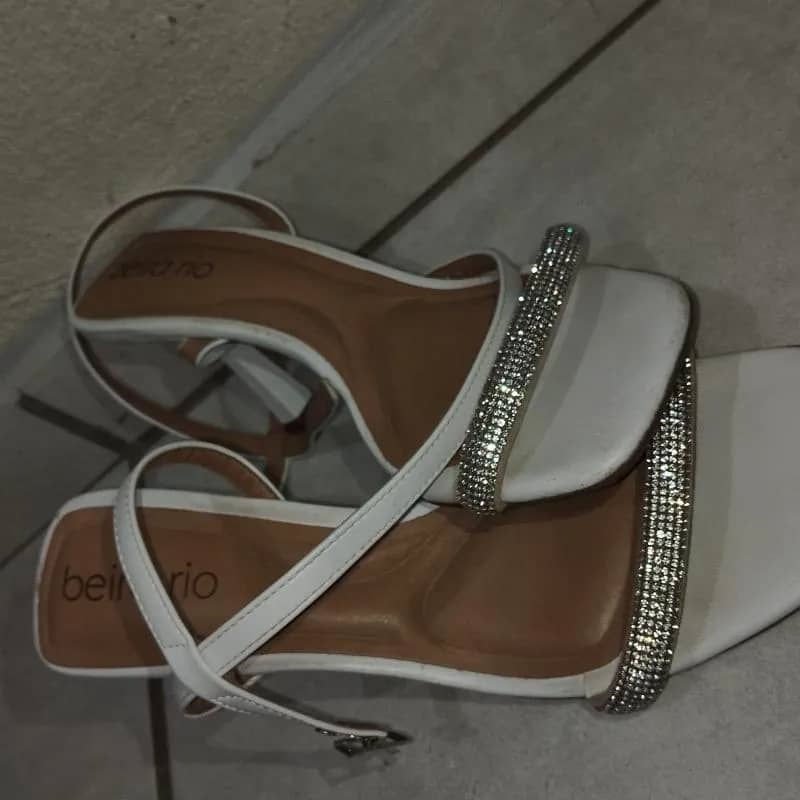 Imagem da campanha Valendo 2 vestidos preto e um salto alto