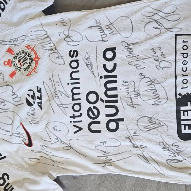 Imagem da campanha Ação Solidária Camisa Corinthians 2023/2024 oficial modelo jogador autografada.