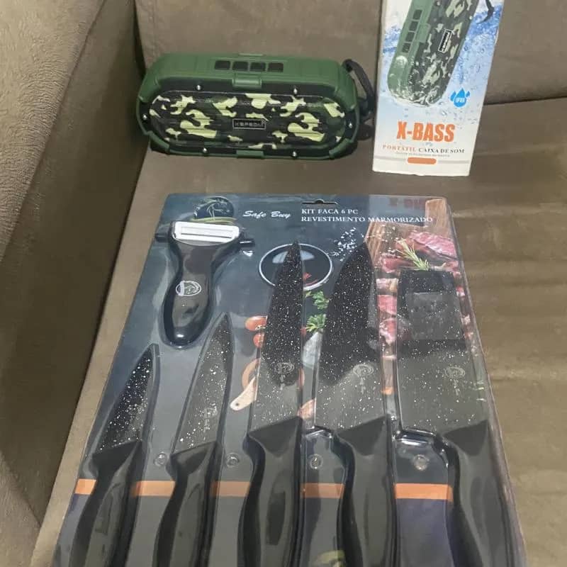 Imagem da campanha Rifa Solidária, prêmios são, uma caixinha de som e um jogo de faca.