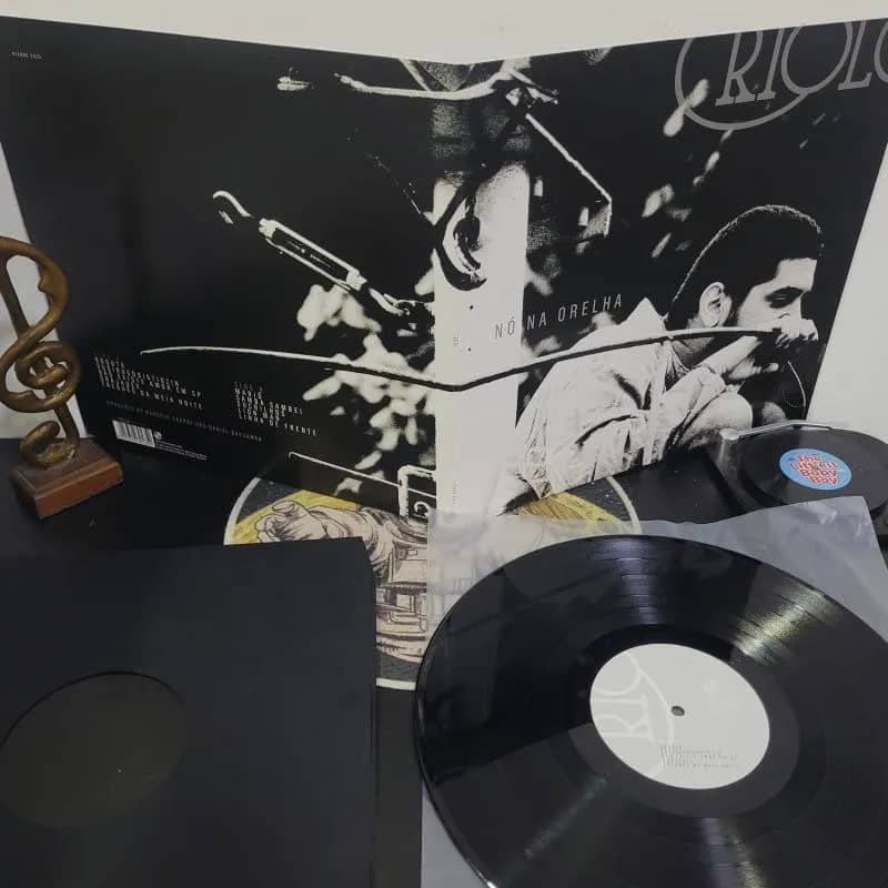 Imagem da campanha VINIL NÓ NA ORELHA - CRIOLO - COLEÇÃO