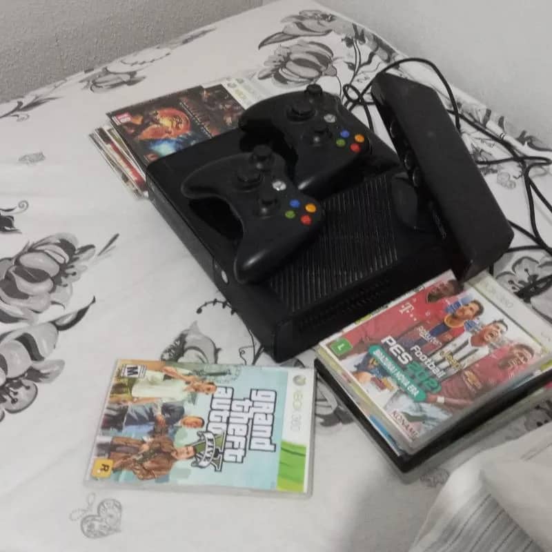 Imagem da campanha Xbox 360 desbloqueado com 14 jogos e 2 controles 🤑
