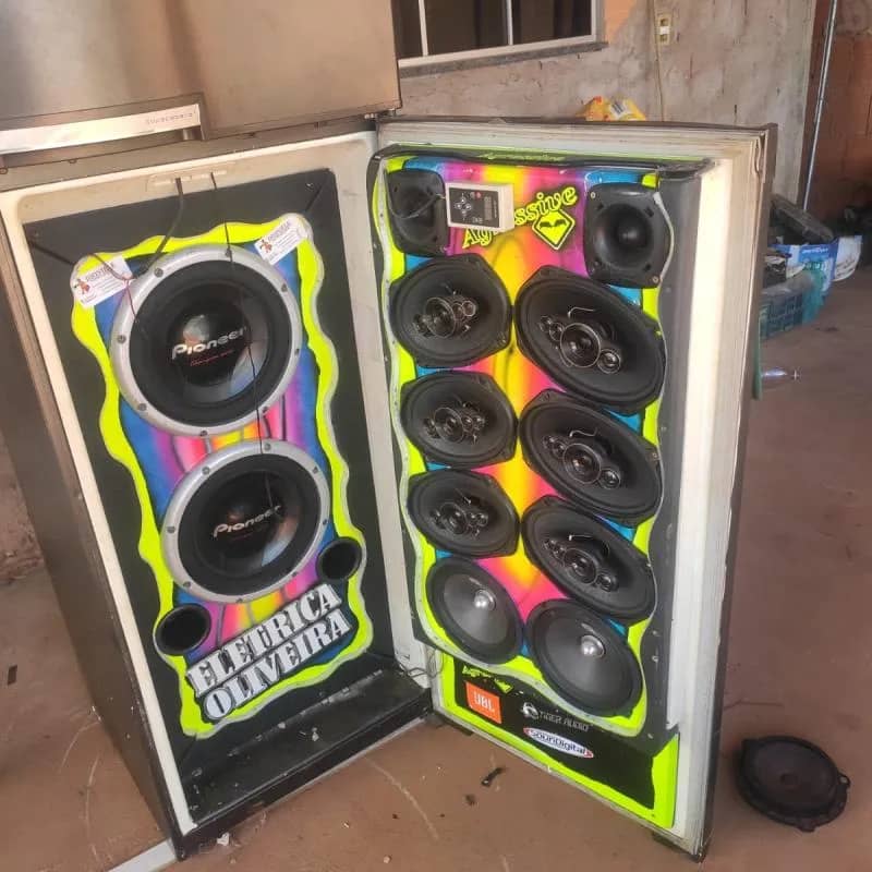 Imagem da campanha geladeira cheia de som