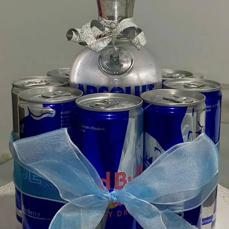 Imagem da campanha Rifa de uma garrafa de absolut e 4 red bull (foto ilustrativa )