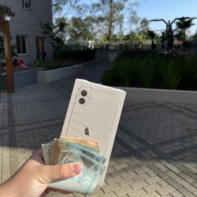 Imagem da campanha Iphone 11 64gb lacrado ou R$: 2,500 no pix.
