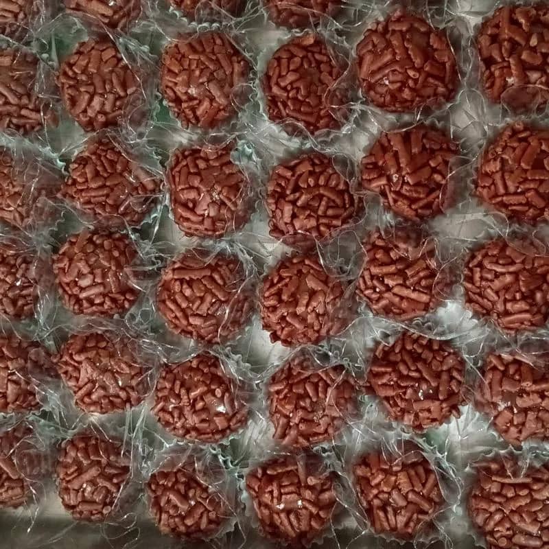 Imagem da campanha Um cento de doces com os seguintes sabores:Brigadeiros, Moranguinho e Leite ninho