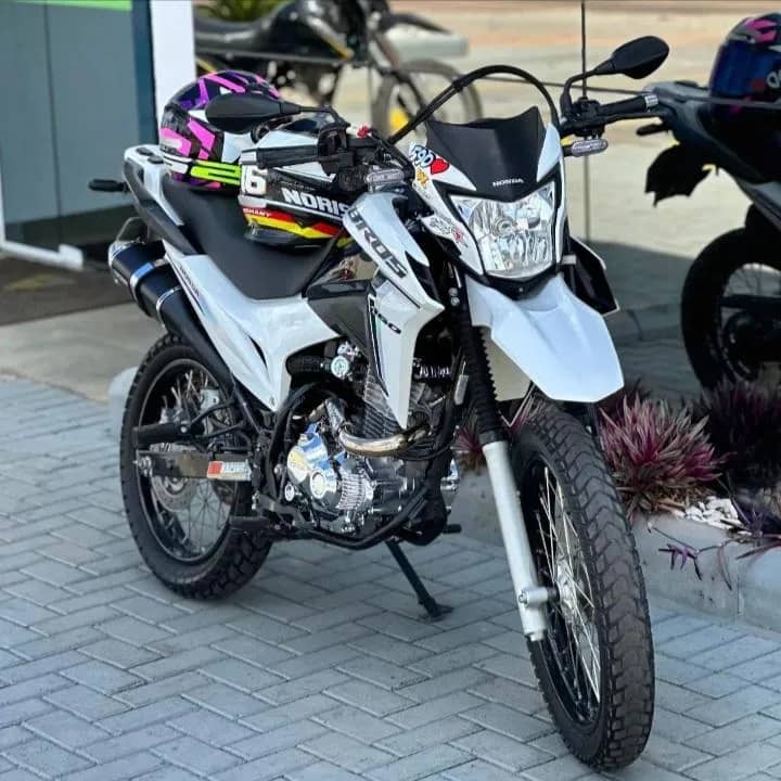 Imagem da campanha Bros 160 com escapamento dory e dois capacete ls2