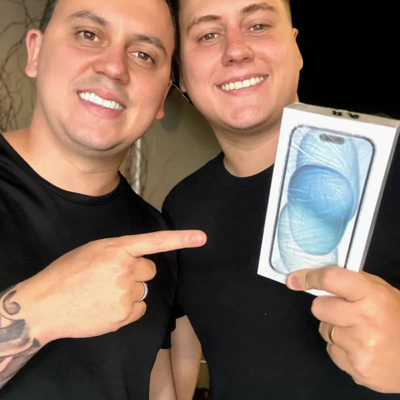 Imagem da campanha Ação DVD Diego e Leonardo iPhone 15 + Show acústico