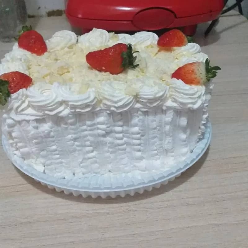 Imagem da campanha Rifa. De  1 bolo  serve 10  fatias  recheio brigadeiro branco com morango