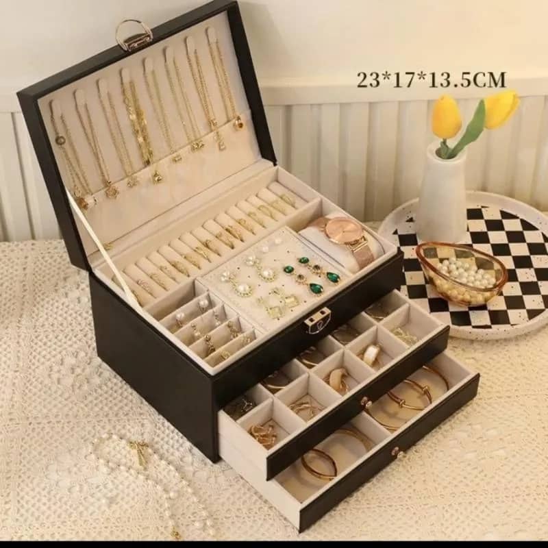 Imagem da campanha UMA MALETA + 600$ EM SEMI-JÓIAS.