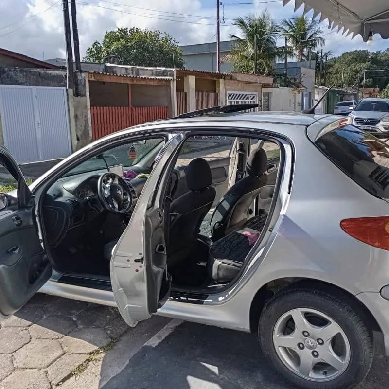 Imagem da campanha Peugeot moonlight 206