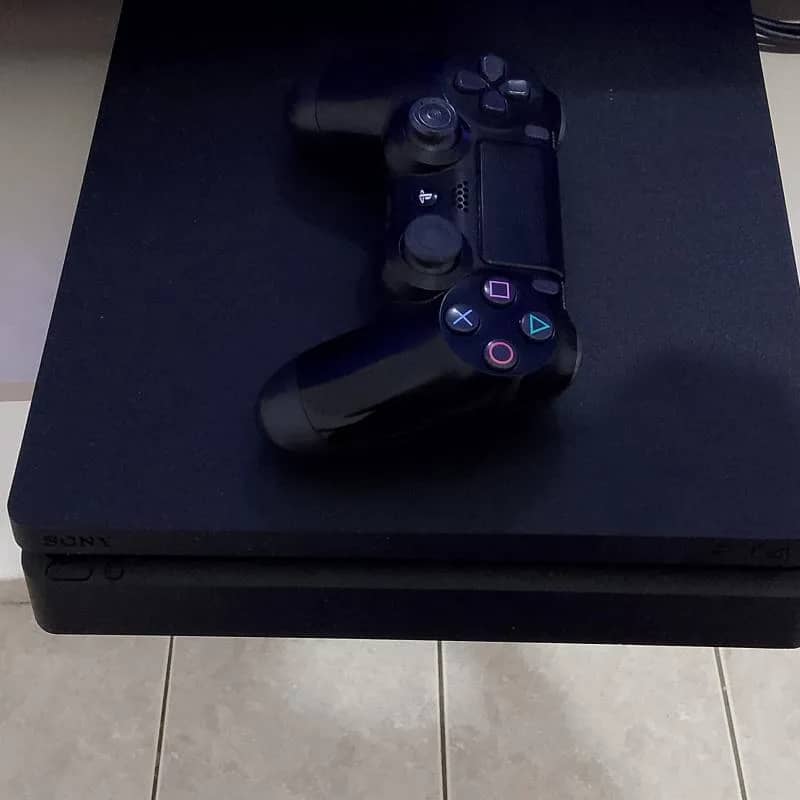 Imagem da campanha Play 4 um controle e dois jogos 1tb