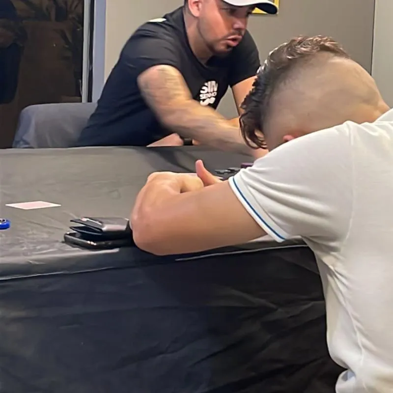 Imagem da campanha CLIO 1.0 2000 + 10 caixa de Heineken, 60 reais o número