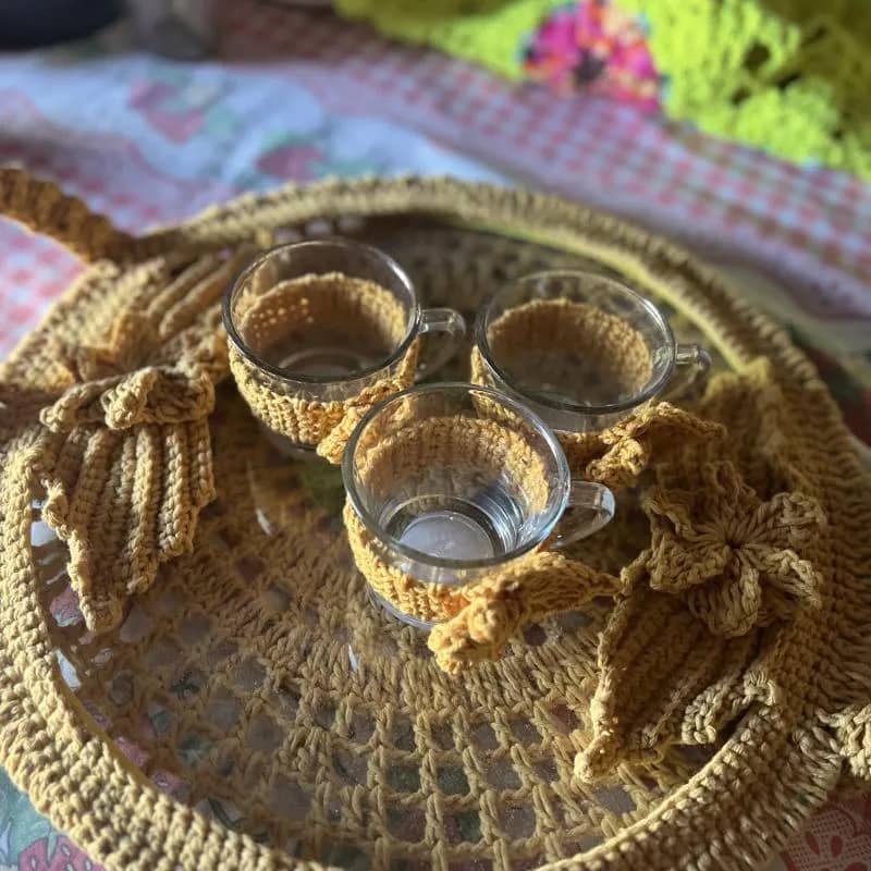 Imagem da campanha Bandeja de vidro com 3 xícaras com capa de crochê