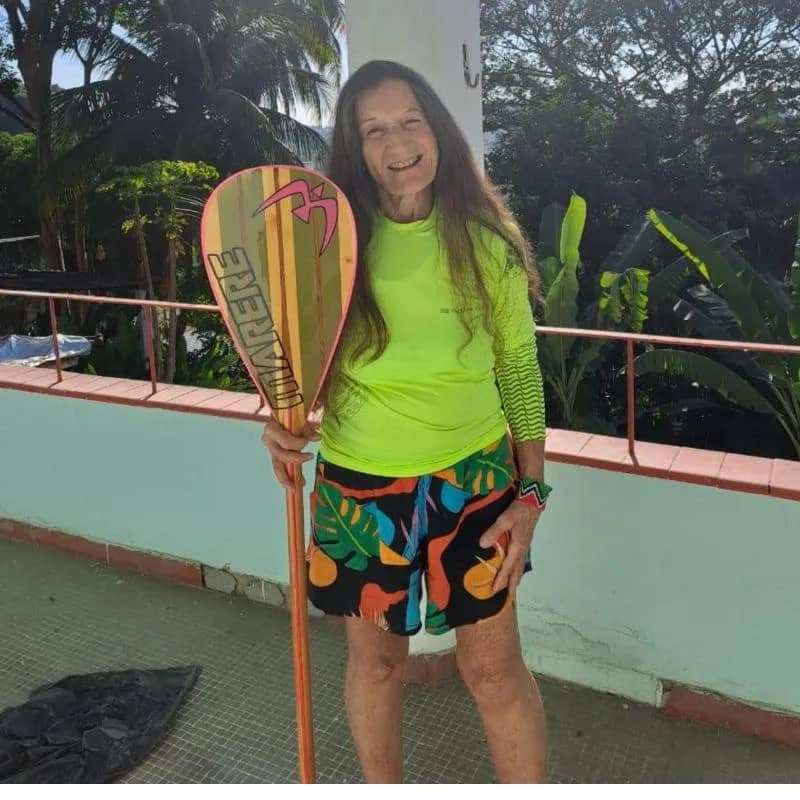 Imagem da campanha Vik Birkbeck é o Brasil V1 70+ feminino no Mundial de Va’a 2024 no Hawaii