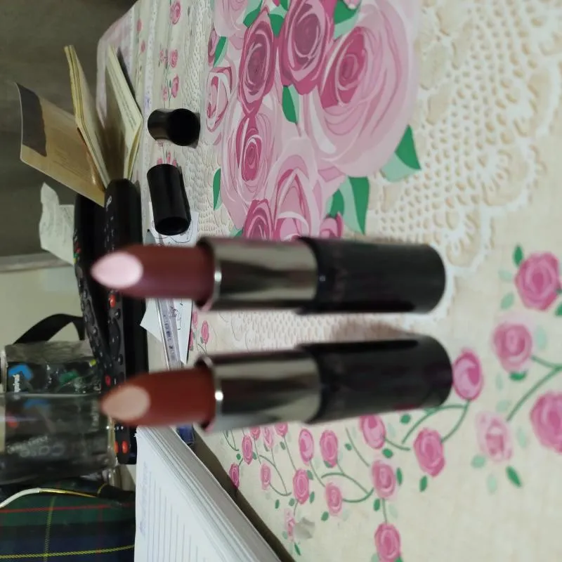 Imagem da campanha 2 batons da Mary Kay, cores frosted rose e tofee