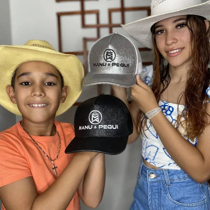 Imagem da campanha 2 Bonés Manu e Pequi