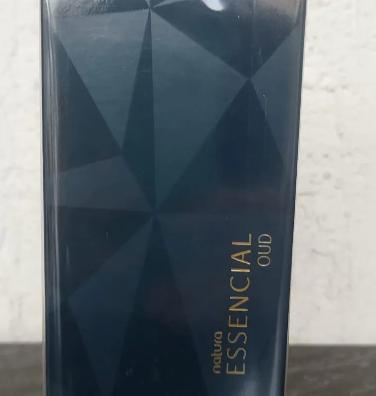 Imagem da campanha Colônia essencial oud