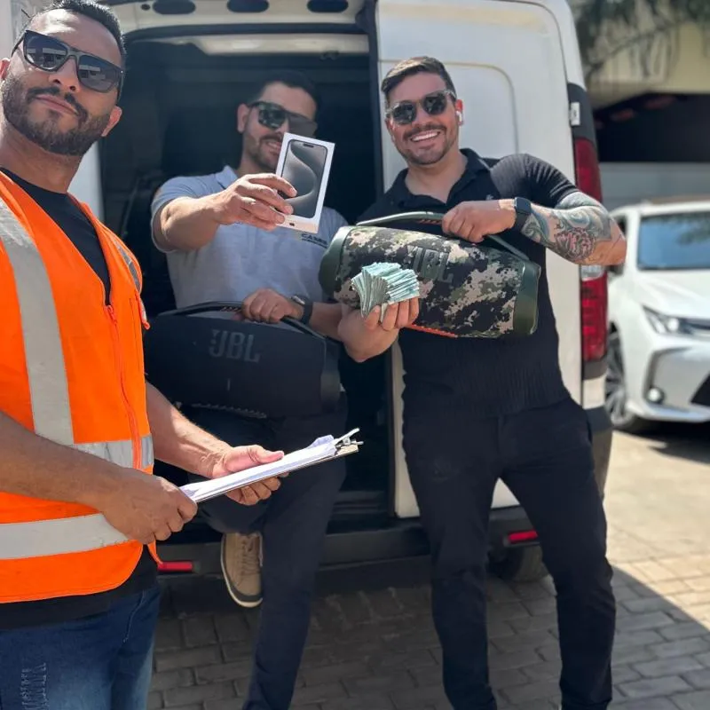 Imagem da campanha Iphone 15 Pro Max + Jbl Bomboox 3